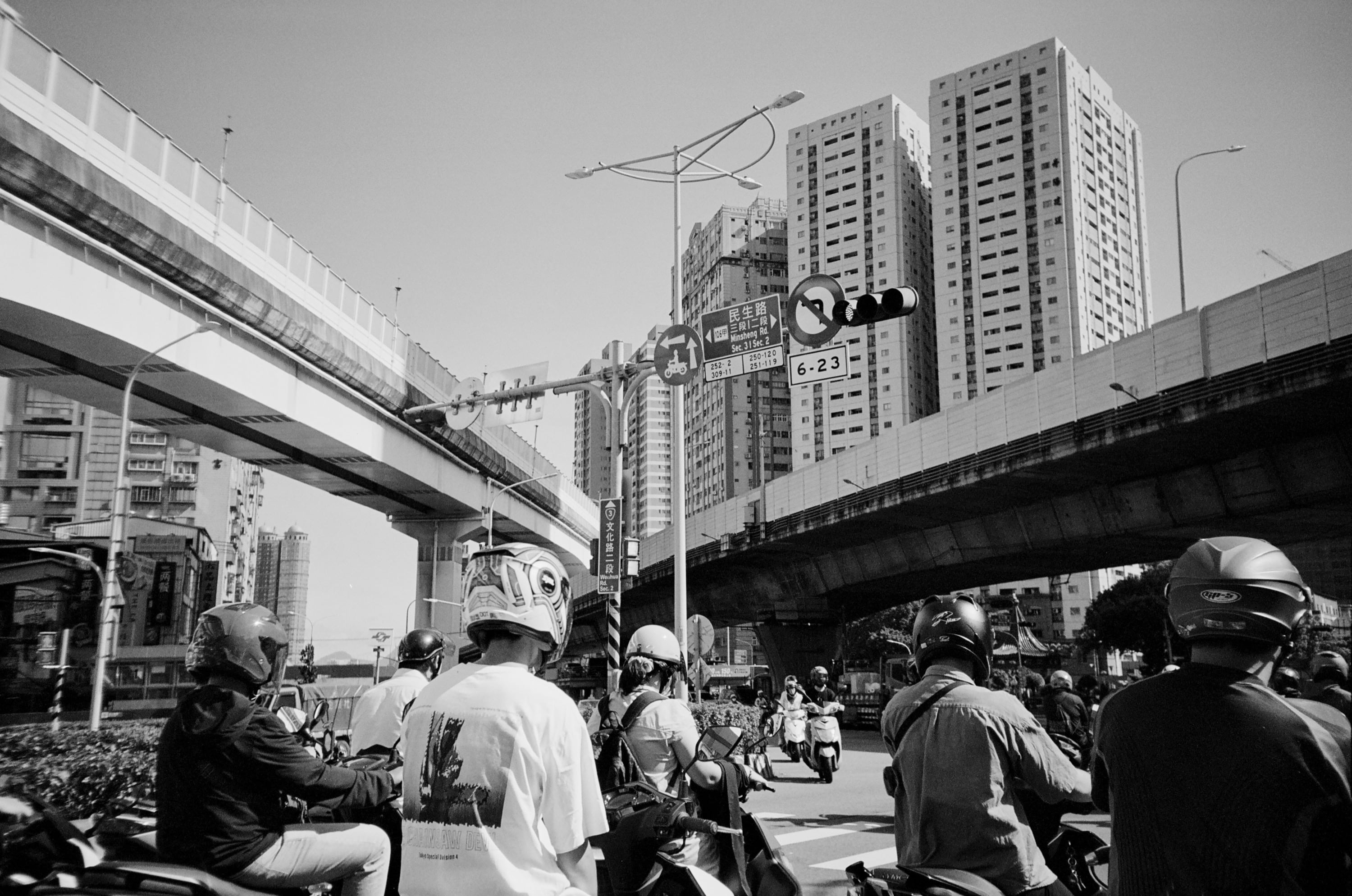 EP201 區域估焦的練習｜Lomo LC-A+ 32mm f2.8 與 Ilford XP2 Super 400 黑白底片實拍