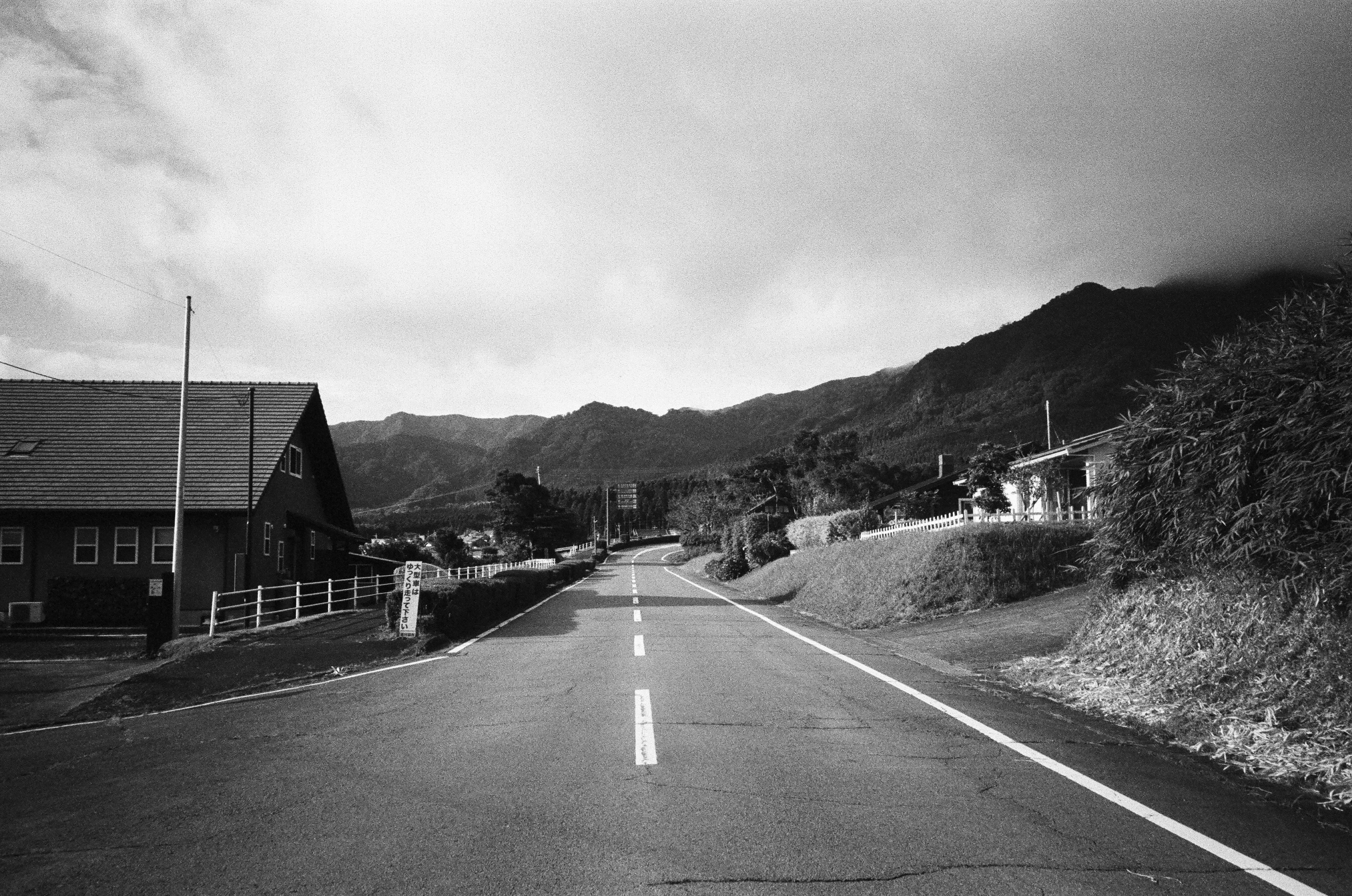 EP213 南阿蘇村的晨跑｜Olympus XA2 35mm f3.5 與 Kodak Eastman Double-X 5222 黑白電影底片