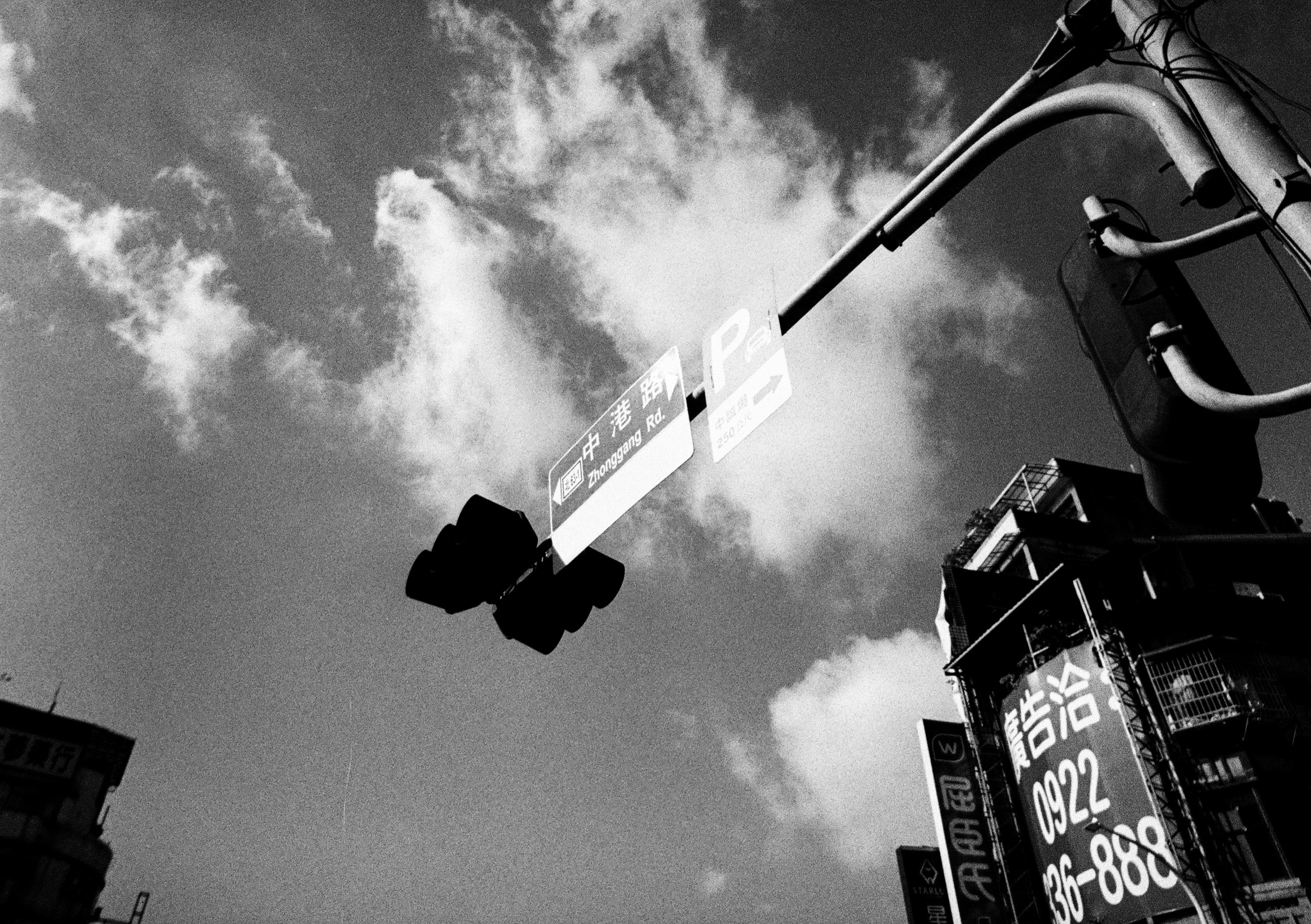 第 215 卷底片：半格的暴力灰階｜Lomo LC-Wide 17mm f4.5 與 Kodak T-Max 400 黑白底片