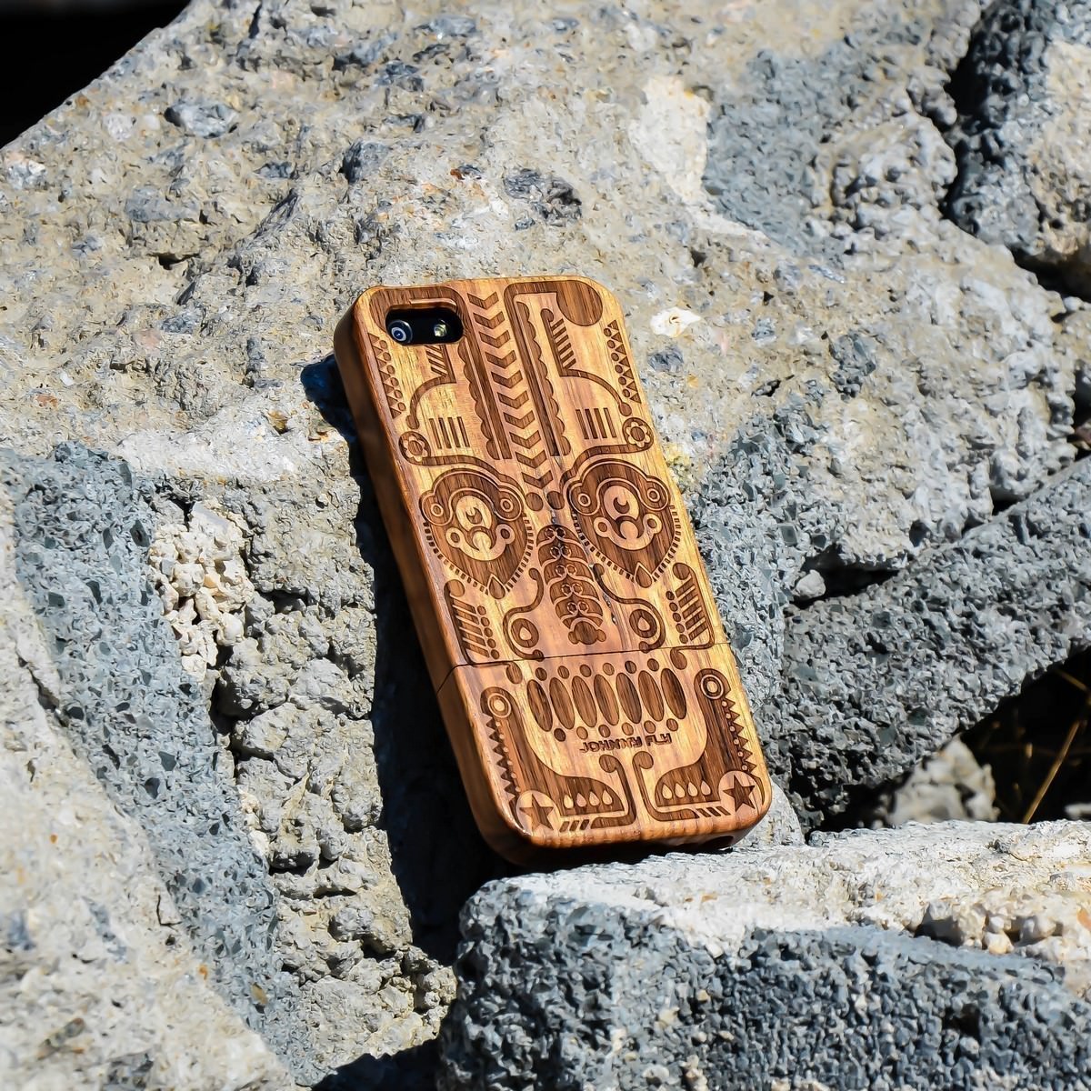 想買嗎？竹子做的 iPhone 5 骷髏木雕保護殼