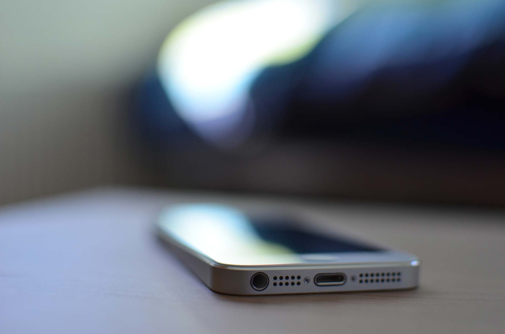 如何關閉 iPhone 充電時的震動聲音？